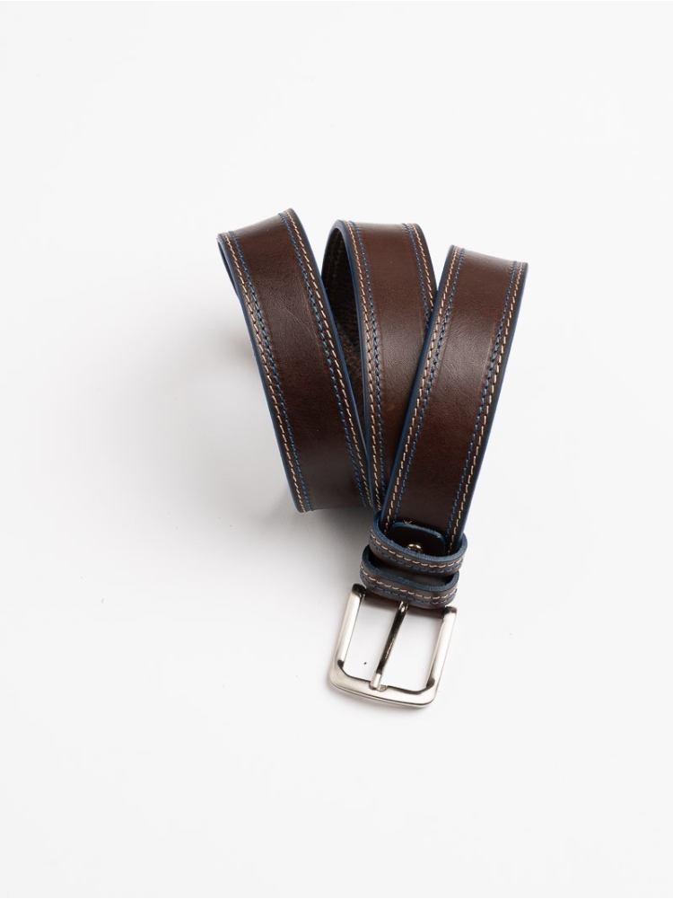 Cintura uomo in pelle con cuciture a contrasto