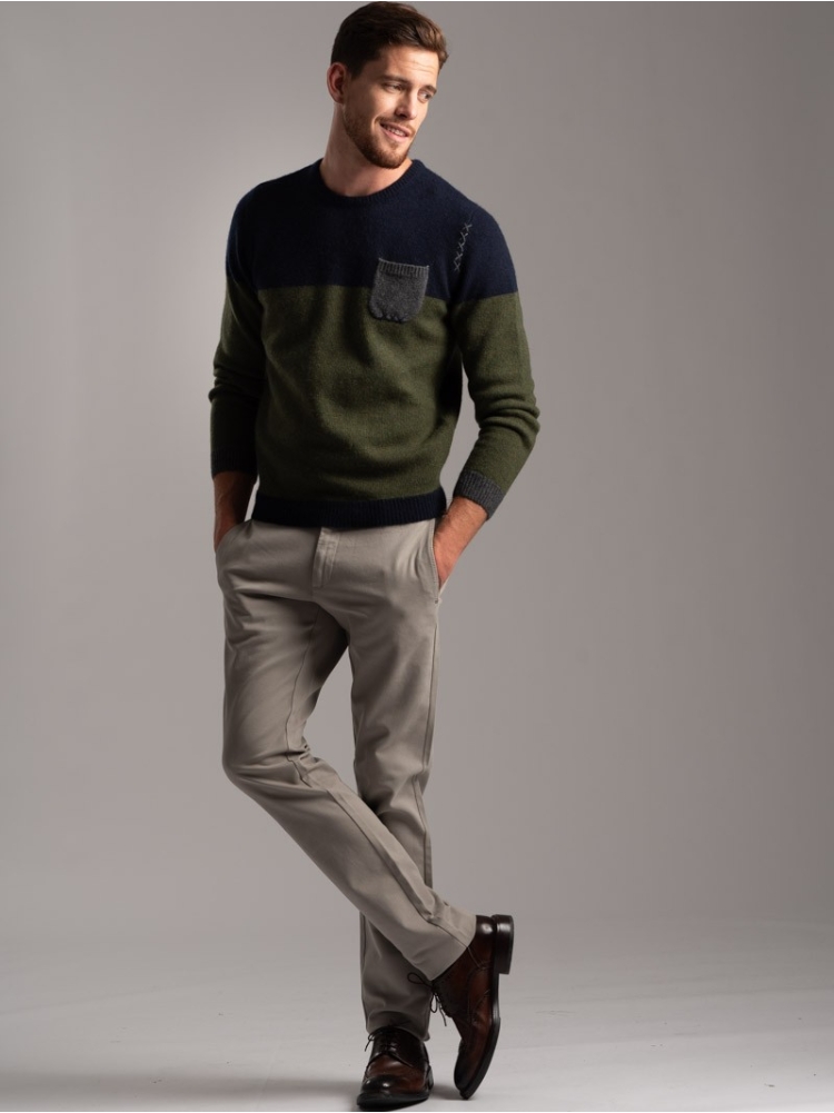 Maglia girocollo uomo misto lana bicolore e taschino a contrasto