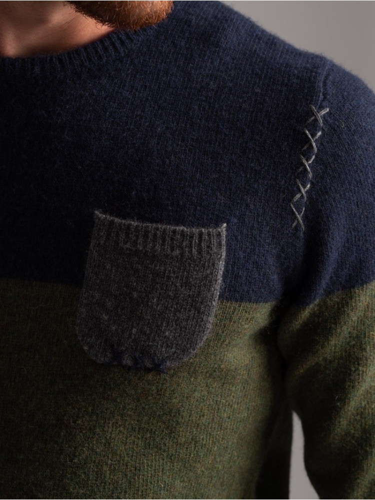 Maglia girocollo uomo misto lana bicolore e taschino a contrasto