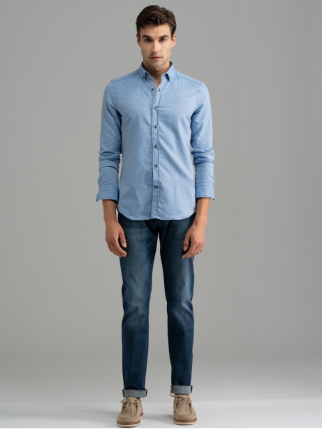 Camicia uomo tinta unita azzurra collo button down 2