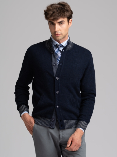 Giubbino uomo in maglia di lana con bottoni e toppe