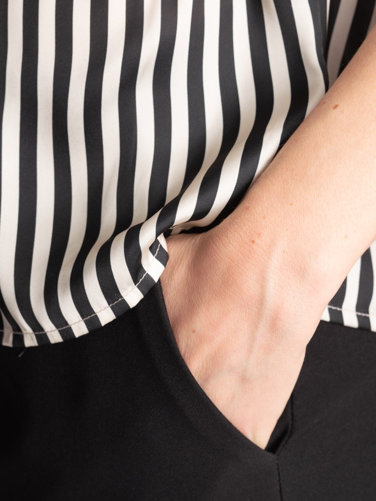 Camicia donna rigata smanicata con gancio in metallo