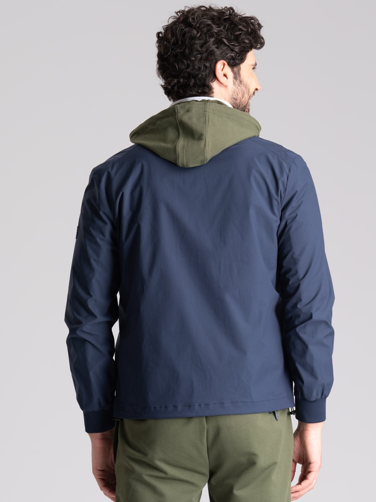 Giubbino uomo sportivo con due tessuti e imbottitura davanti