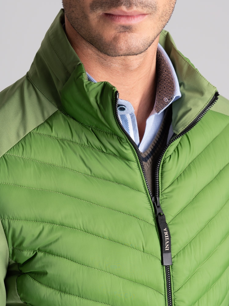 Giubbino uomo sportivo con due tessuti e imbottitura davanti