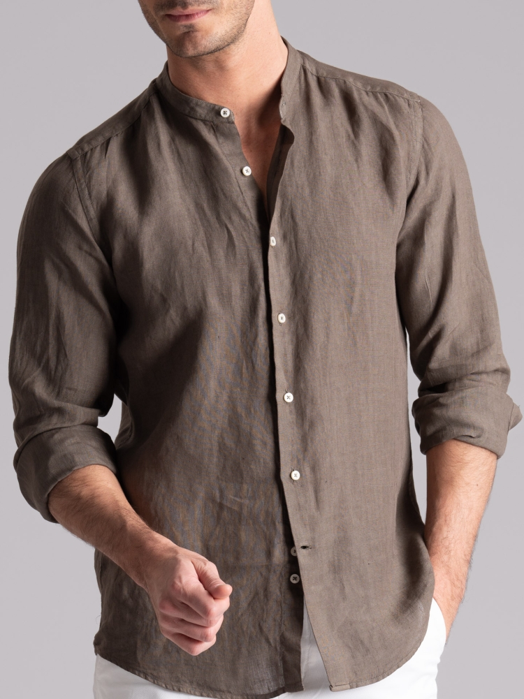 Camicia uomo di lino color fango con collo alla coreana