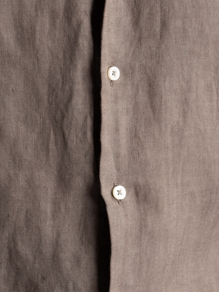 Camicia uomo di lino color fango con collo alla coreana