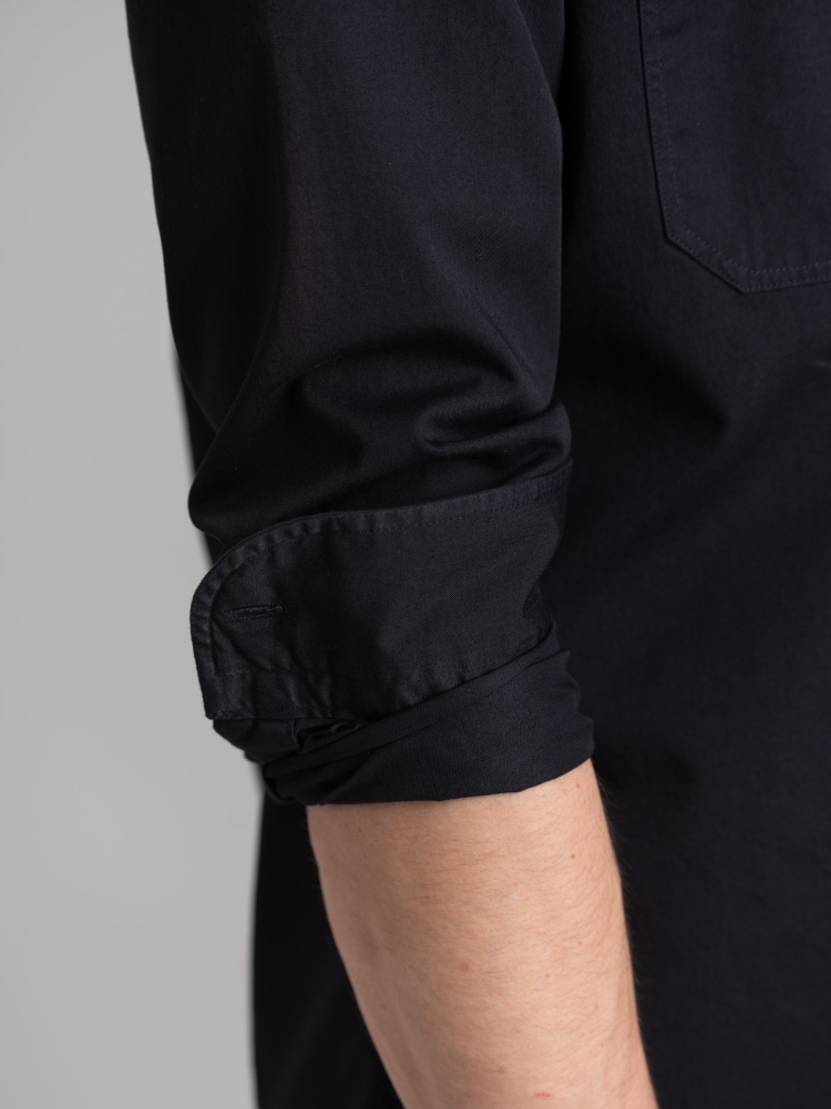 Camisa slim de hombre en tejido de sarga teñido en prenda