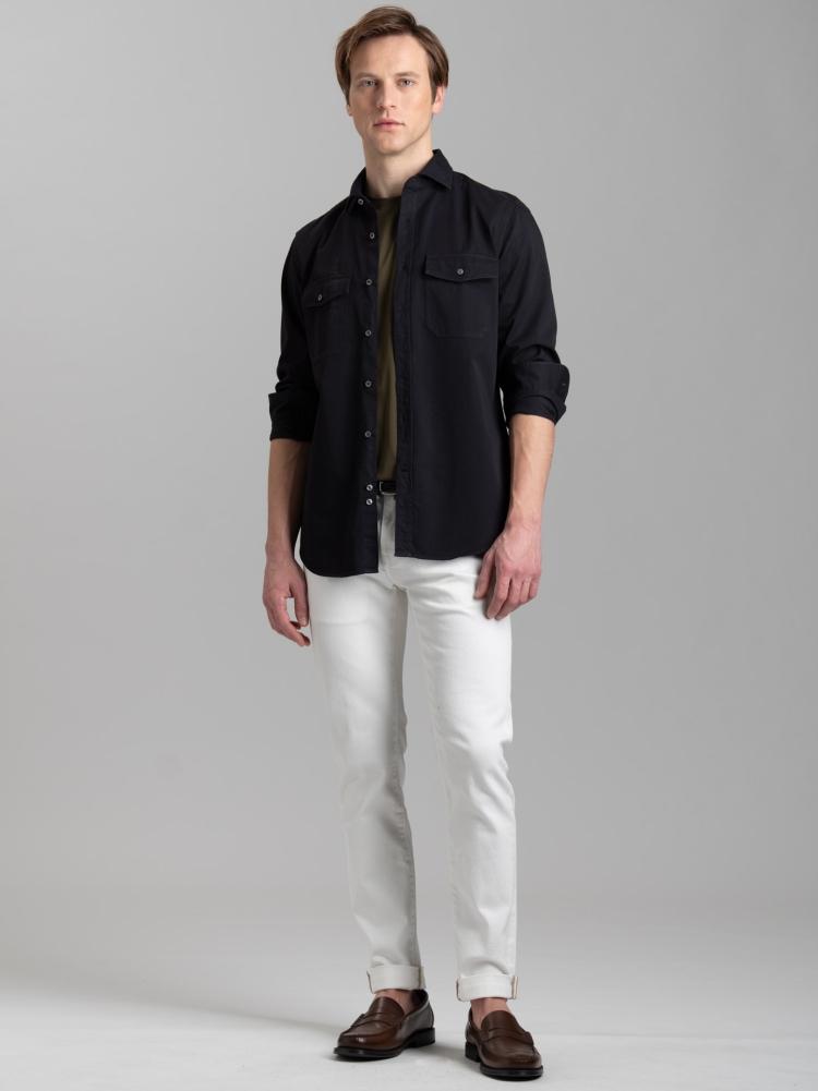 Camisa slim de hombre en tejido de sarga teñido en prenda