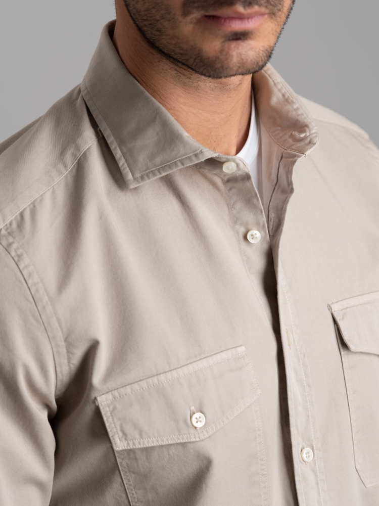 Camisa slim de hombre en tejido de sarga teñido en prenda