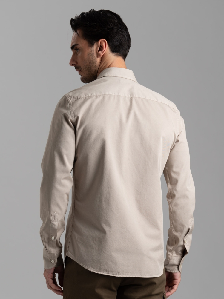 Camisa slim de hombre en tejido de sarga teñido en prenda