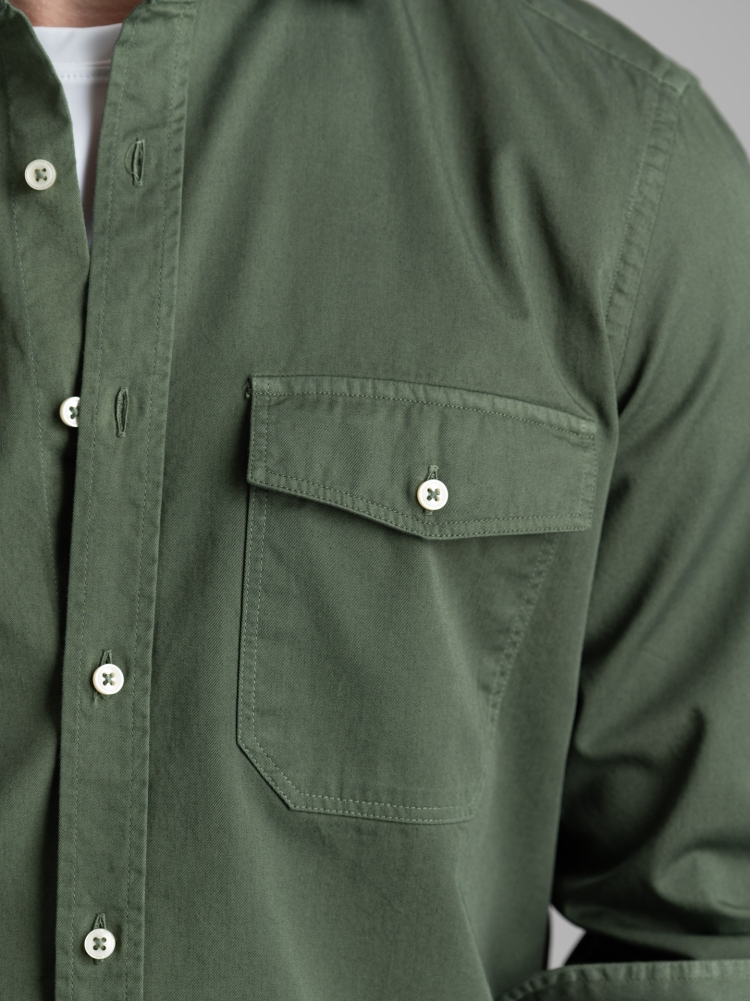 Camisa slim de hombre en tejido de sarga teñido en prenda