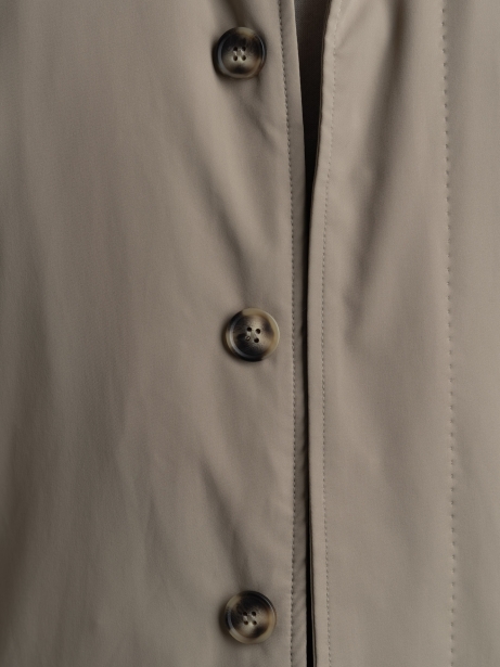 Plumífero de hombre en sarga técnica con botonadura cubierta 2