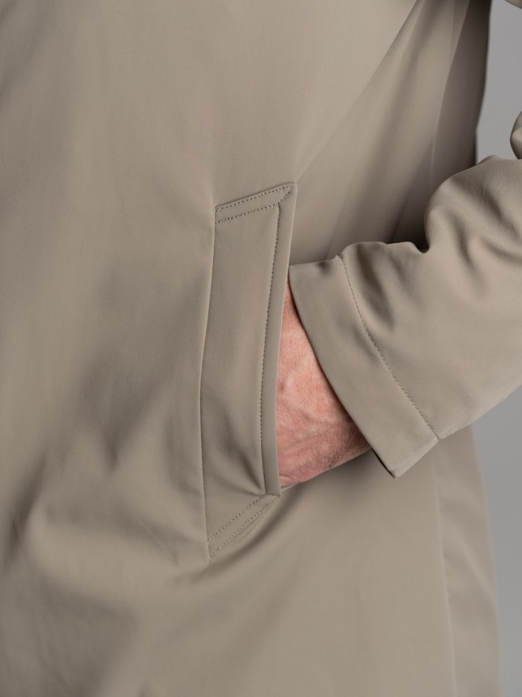 Spolverino uomo in twill tecnico con abbottonatura coperta