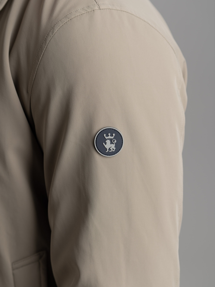 Plumífero de hombre en sarga técnica con botonadura cubierta