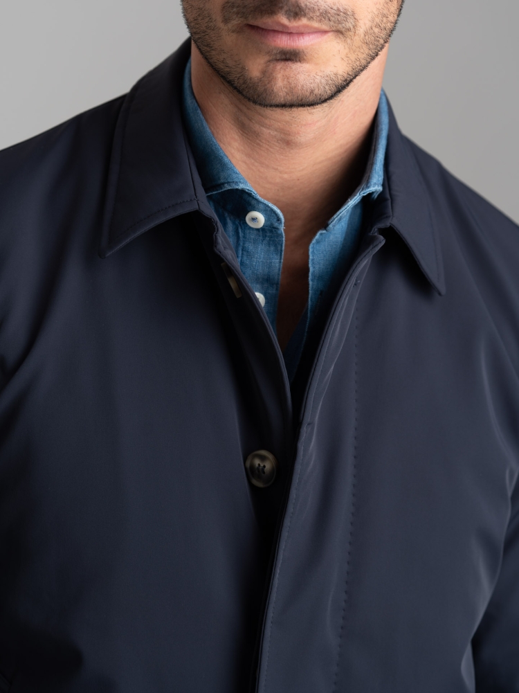 Spolverino uomo in twill tecnico con abbottonatura coperta