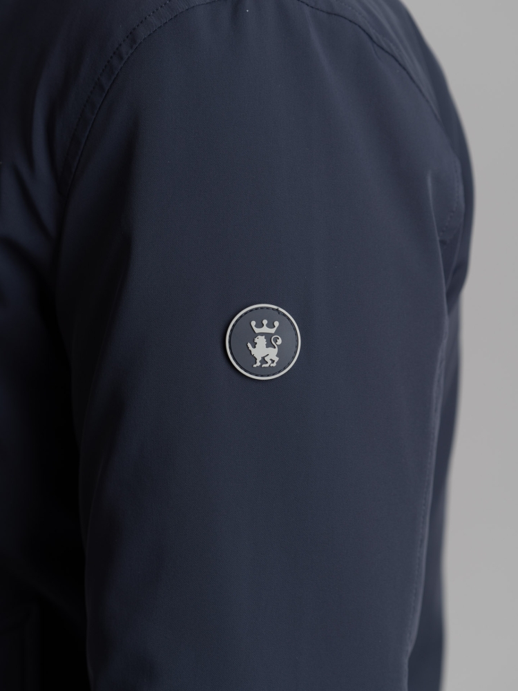 Spolverino uomo in twill tecnico con abbottonatura coperta