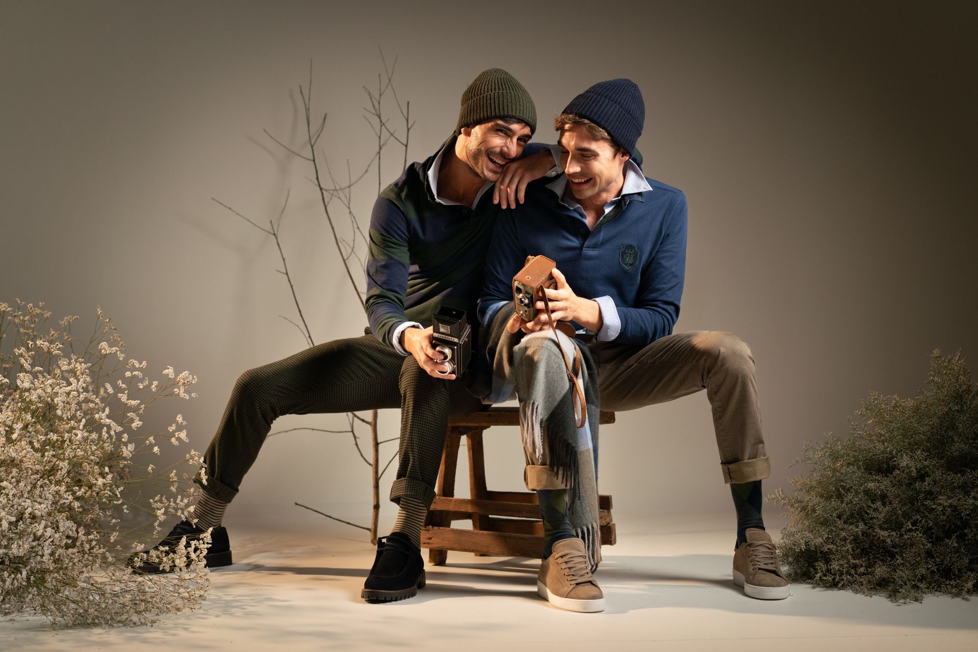 Ragazzi seduti con polo uomo manica lunga rigatore e cappello di lana