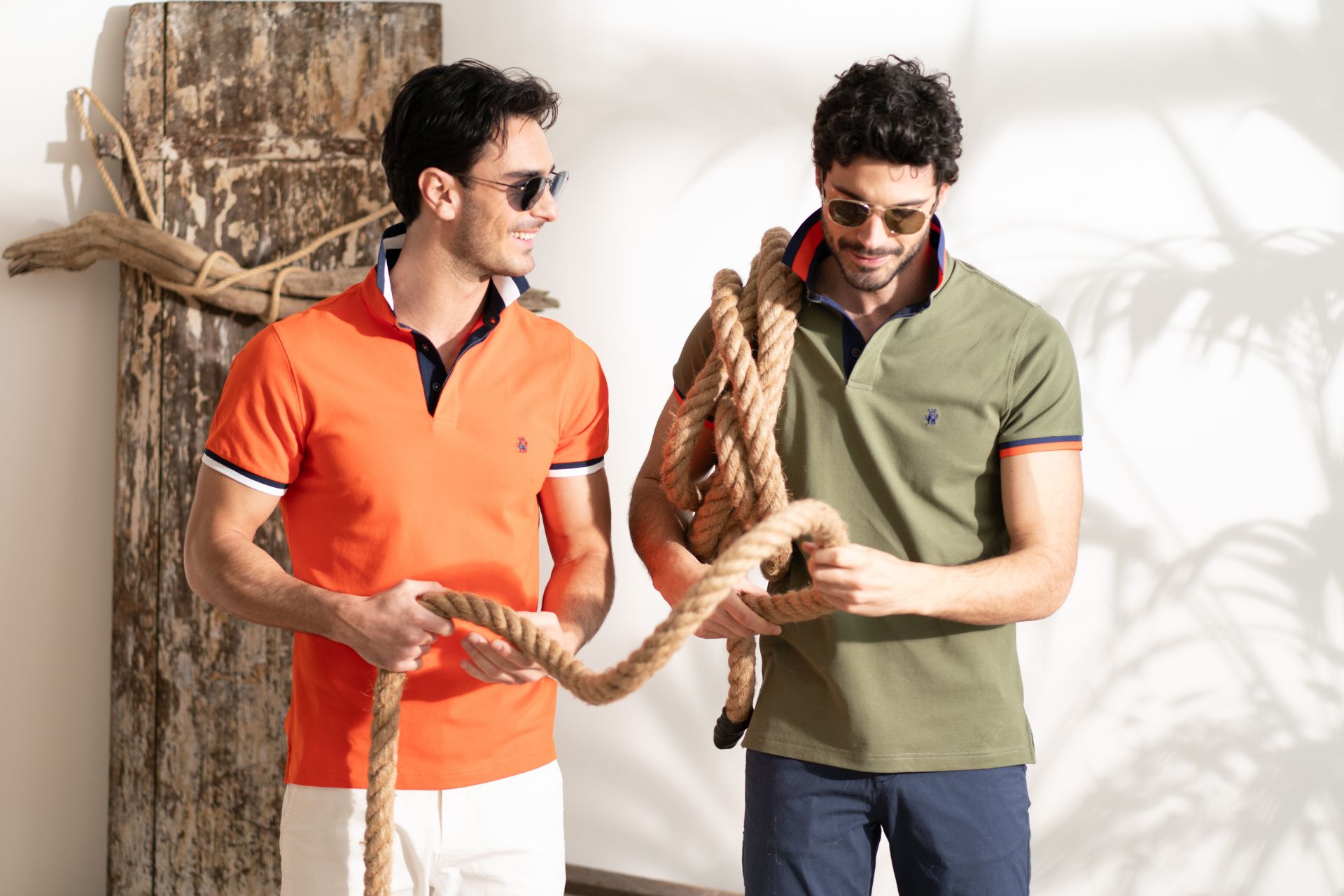 Due ragazzi al mare con la polo e i bermuda