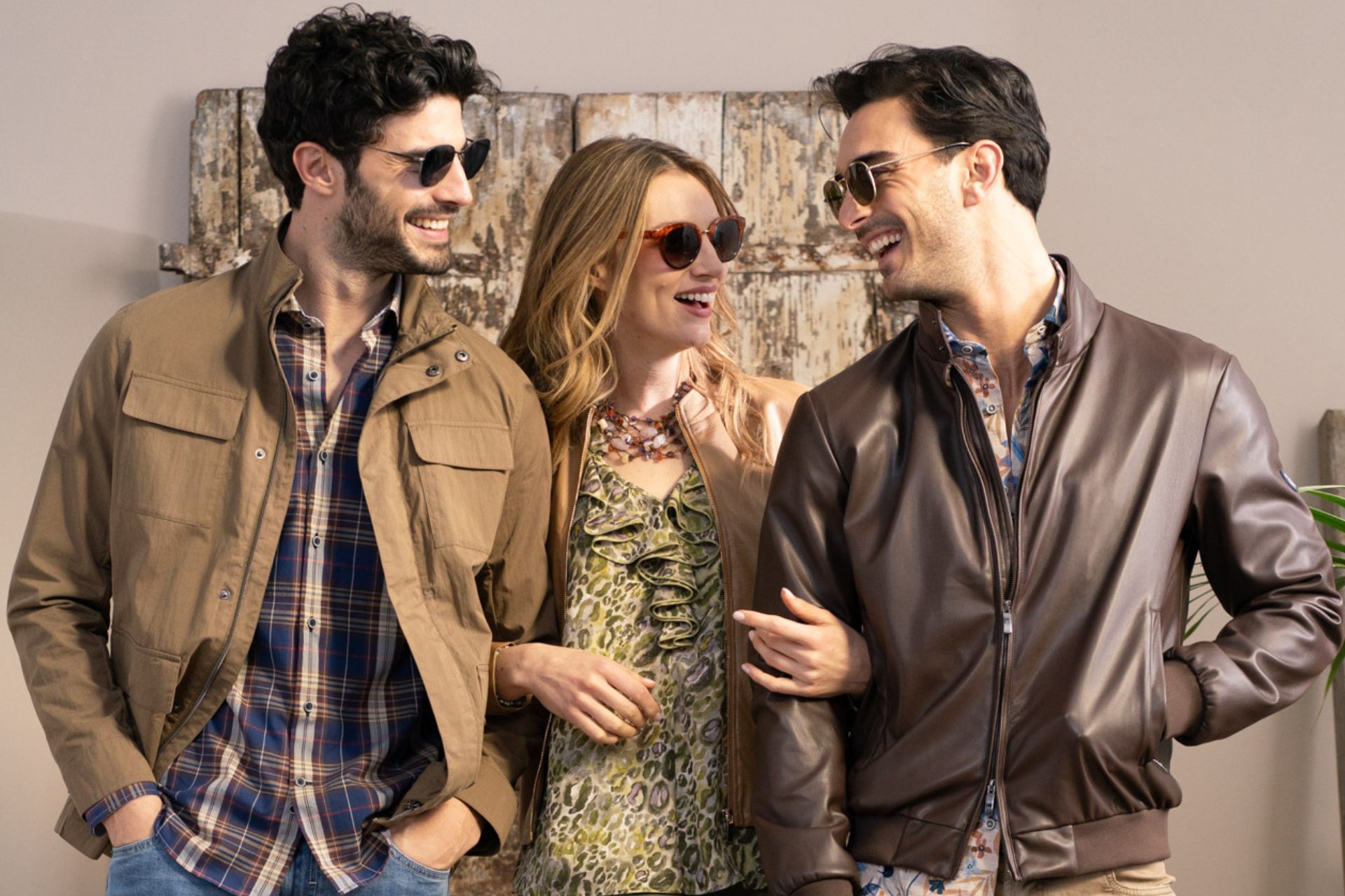 Tre modelli vestiti con abbigliamento casual