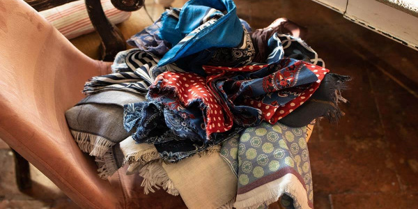 Gli accessori da uomo indispensabili per la primavera: la tua lista dei “mai più senza”