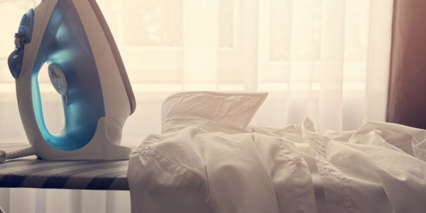 Come stirare una camicia: via le pieghe mosse in poco tempo