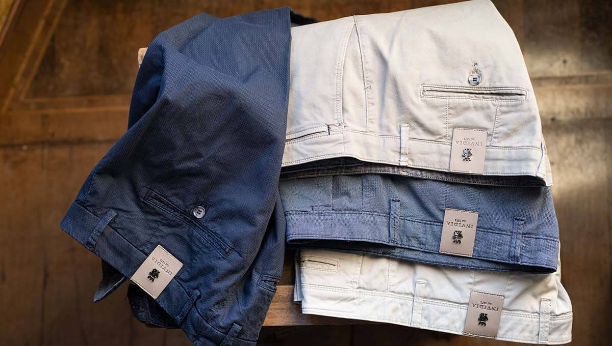 Come scegliere i pantaloni da uomo giusti: i trucchi per vestirsi in base al fisico