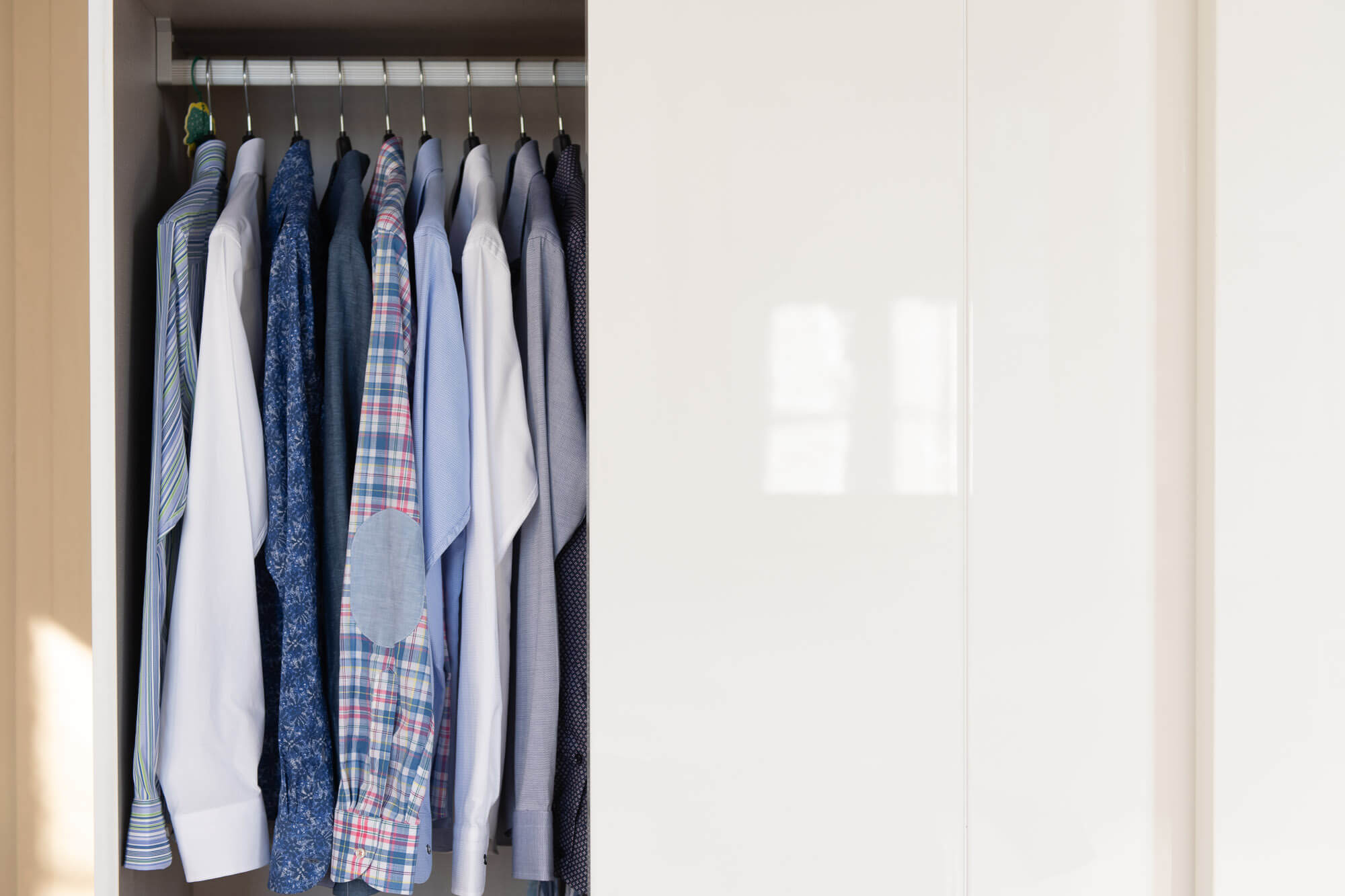 Camicia a tinta unita VS camicia a fantasia: sfida a suon di stile!