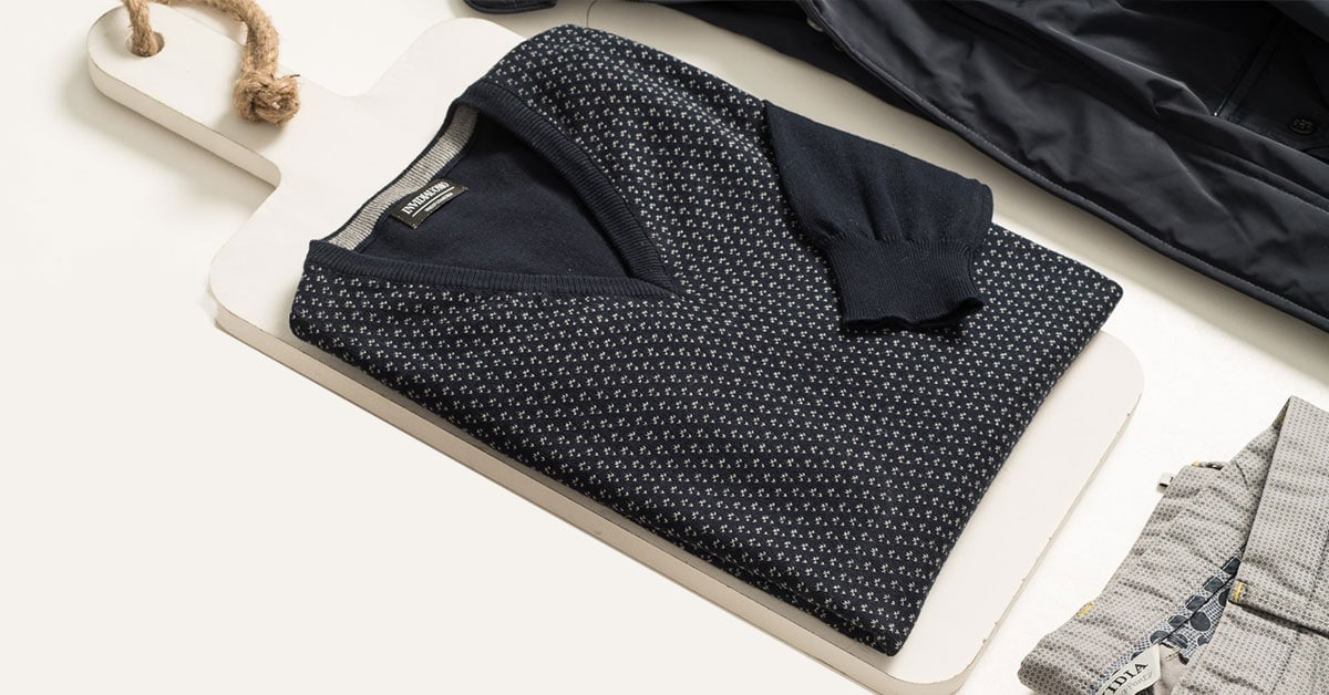 Maglia e maglione con scollo a V: come evitare errori di stile?