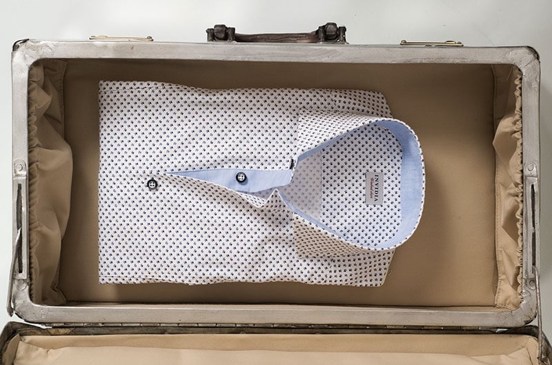 Come piegare una camicia? Le tecniche per una perfetta valigia uomo
