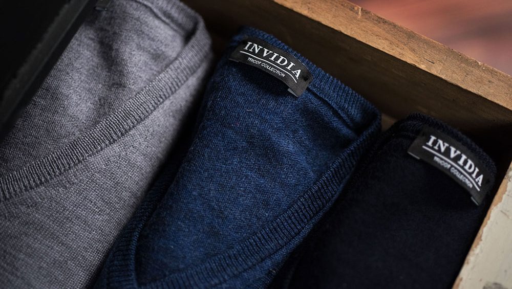 Cosa mettere sotto il maglione uomo? Guida agli abbinamenti