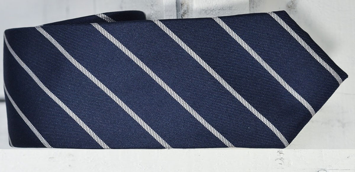 Le cravatte regimental non sono cravatte a righe!