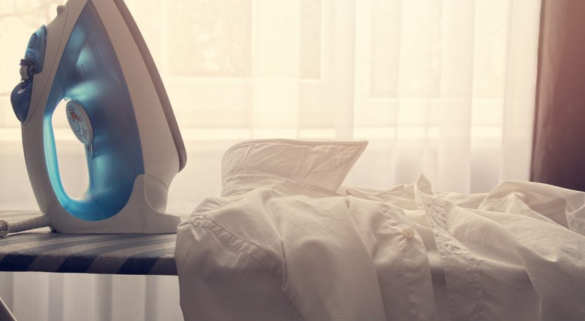 Come stirare una camicia: via le pieghe mosse in poco tempo