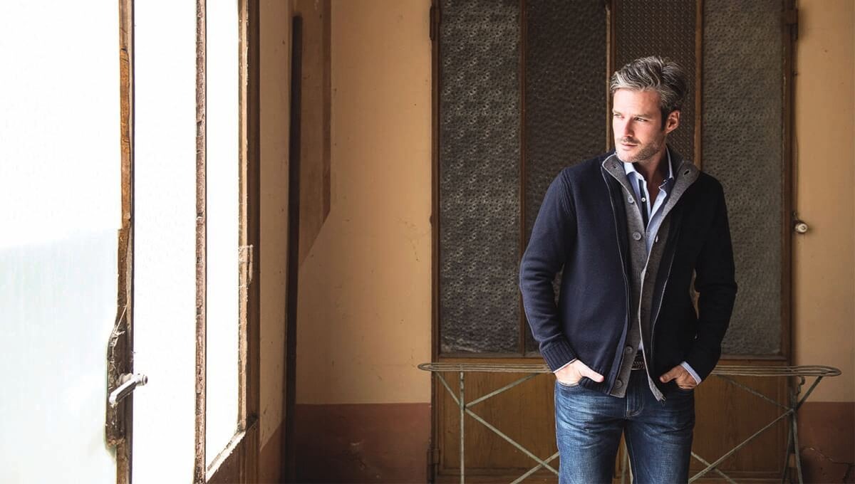 Come si indossa il cardigan da uomo? Guida al maglione più versatile che c’è 