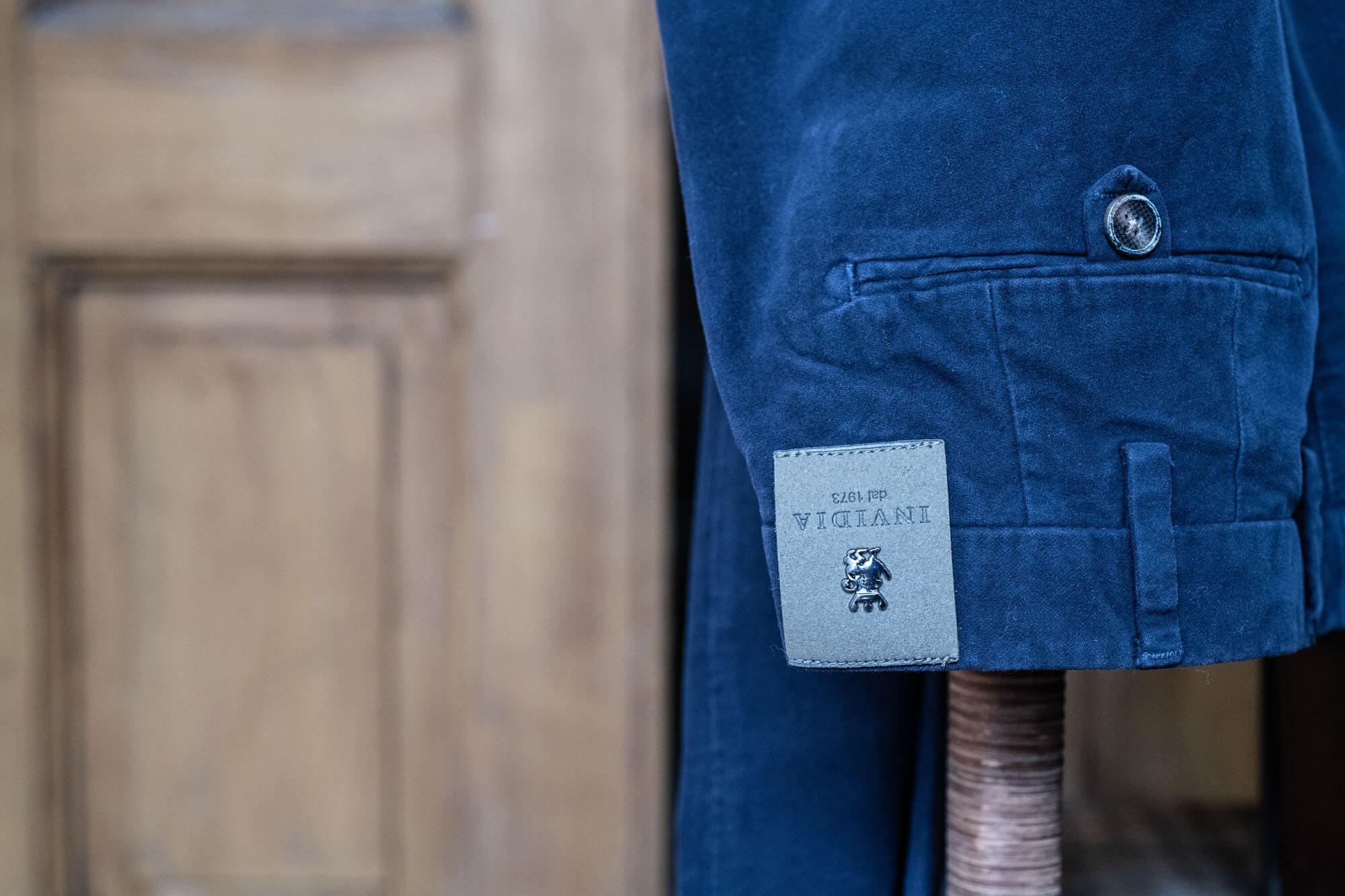 Come stirare i pantaloni: tutti i segreti per un “piega e stira” da manuale